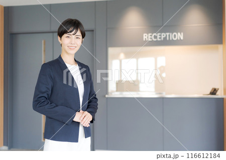 カメラ目線で立つスーツの女性 116612184