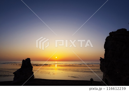 早春の北海道 滝瀬海岸の夕日と記念撮影するカップル 早春の北海道 滝瀬海岸の夕日と記念撮影するカップル 116612239
