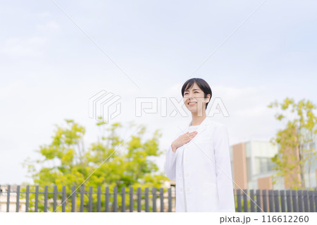 屋上に立つ白衣の女性 116612260