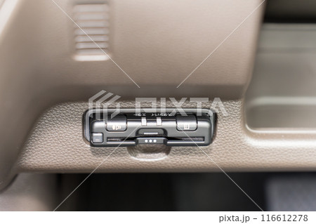 ETC車載器の本体とカード差込口 116612278