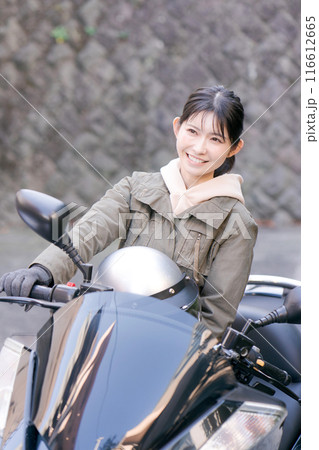 バイクに乗る女性 116612665