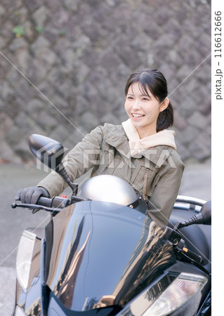 バイクに乗る女性 116612666