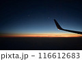 飛行機の窓から見た夕焼け 116612683