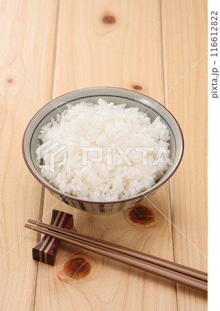 お茶碗に盛られたご飯 116612822