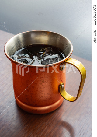よく冷えたアイスコーヒー　金属カップ 116613073