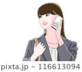 仕事の移動中にスマホで連絡をするOL 116613094