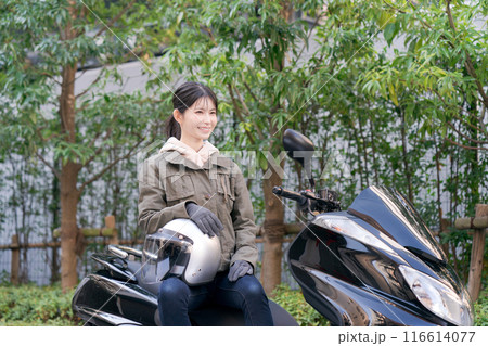 バイクに乗る女性 116614077