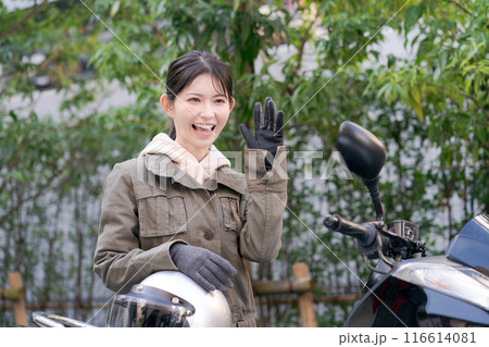 バイクに乗る女性 116614081