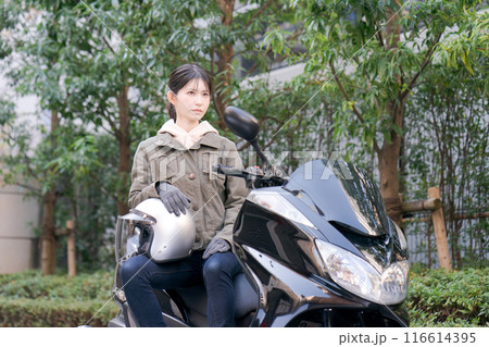 バイクに乗る女性 116614395