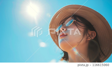 炎天下で汗をかく若い女性 116615060