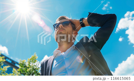 炎天下で汗をかくビジネスマン 炎天下で汗をかくビジネスマン 116615065