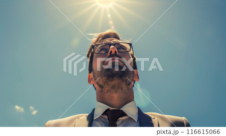 炎天下で汗をかくビジネスマン 116615066