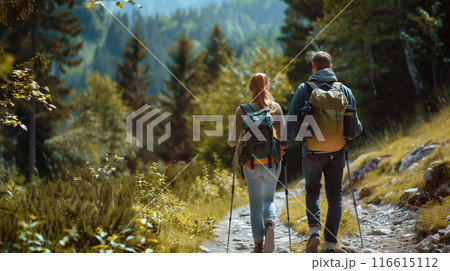 登山を楽しむ男女カップル 116615112