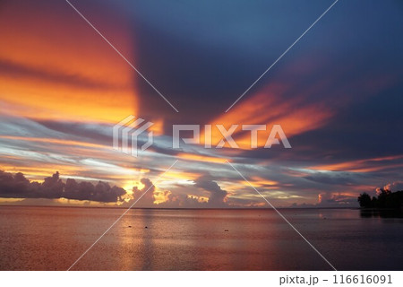 モーレア島の夕景 116616091