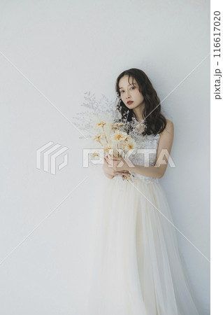 ウェディングドレスを着た女性  116617020
