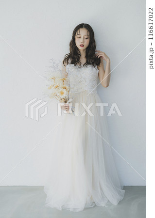 ウェディングドレスを着た女性  116617022