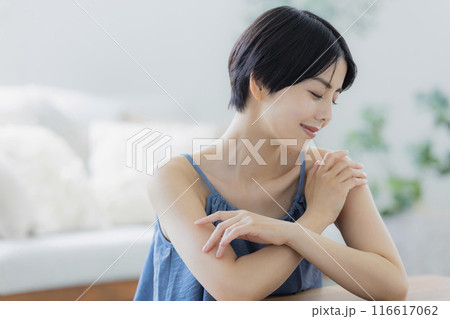 青いキャミソールの女性 青いキャミソールの女性 116617062