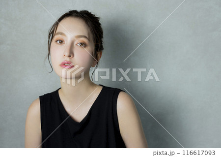 黒いノースリーブの女性 黒いノースリーブの女性 116617093