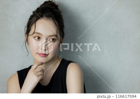 黒いノースリーブの女性 黒いノースリーブの女性 116617094