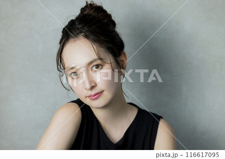 黒いノースリーブの女性　  116617095