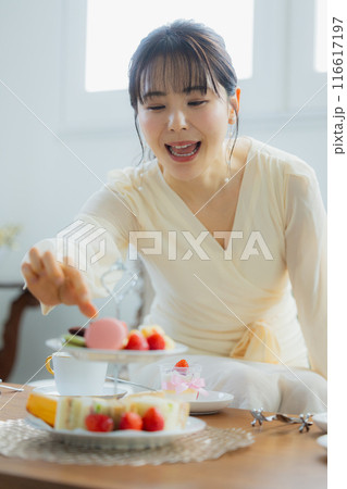 カフェでスイーツを食べる女性 116617197