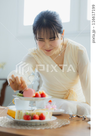 カフェでスイーツを食べる女性 カフェでスイーツを食べる女性 116617199