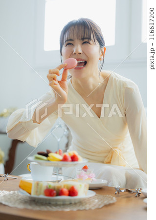 カフェでスイーツを食べる女性 カフェでスイーツを食べる女性 116617200