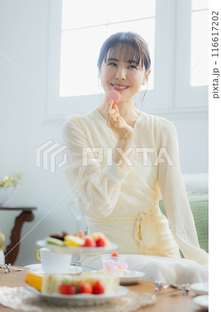 カフェでスイーツを食べる女性 116617202