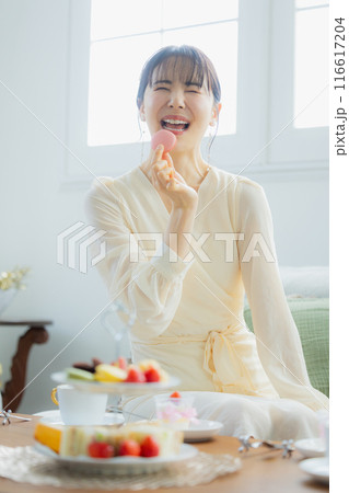 カフェでスイーツを食べる女性 116617204