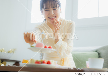 カフェでスイーツを食べる女性 116617207