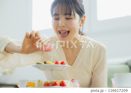 カフェでスイーツを食べる女性 カフェでスイーツを食べる女性 116617209