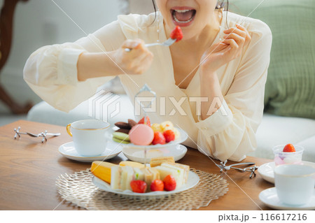 カフェでスイーツを食べる女性 カフェでスイーツを食べる女性 116617216