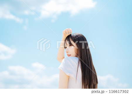 青空背景のロングヘアの若い女の子 青空背景のロングヘアの若い女の子 116617302