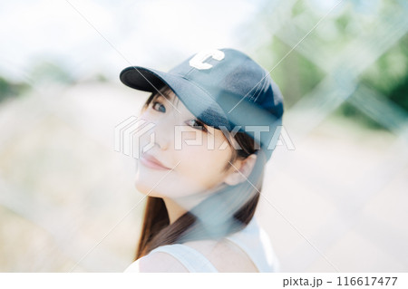 キャップを被った若い女の子 116617477