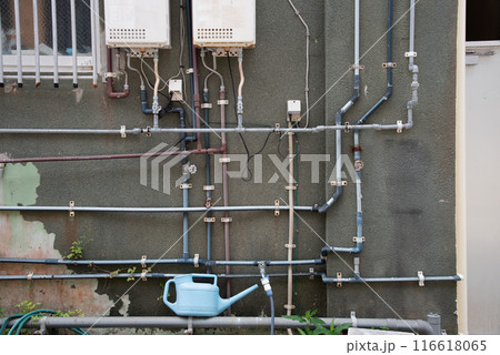 複雑に配管された水道パイプ 116618065
