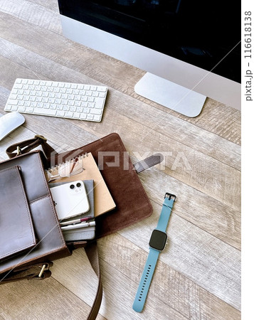 ライフスタイル　ショルダーバッグ　スマホと筆記用具　縦位置 116618138