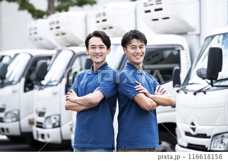 トラックドライバーのポートレート　カメラ目線　腕組み 116618158