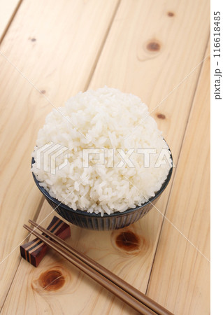 茶碗に盛られた大盛りご飯 茶碗に盛られた大盛りご飯 116618485