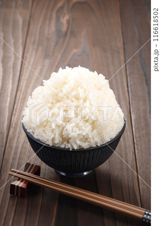 茶碗に盛られた大盛りご飯 茶碗に盛られた大盛りご飯 116618502