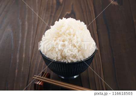 茶碗に盛られた大盛りご飯 茶碗に盛られた大盛りご飯 116618503