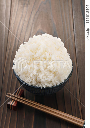 茶碗に盛られた大盛りご飯 茶碗に盛られた大盛りご飯 116618505