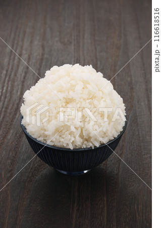 茶碗に盛られた大盛りご飯 116618516