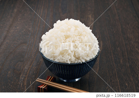 茶碗に盛られた大盛りご飯 116618519
