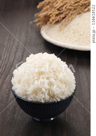 茶碗に盛られた大盛りご飯 116618522