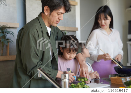 キッチンに立つ家族 116619417