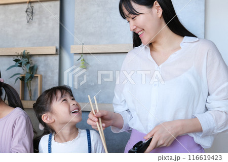 キッチンに立つ家族 キッチンに立つ家族 116619423