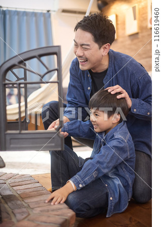 薪ストーブで遊ぶ親子 薪ストーブで遊ぶ親子 116619460