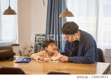 父親に勉強を教えてもらう男の子 父親に勉強を教えてもらう男の子 116619471