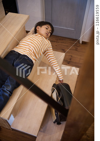 学校に行きたくない少年 116619559