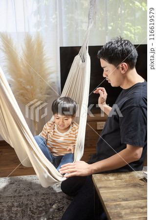 ハンモックで父親と遊ぶ男の子 116619579